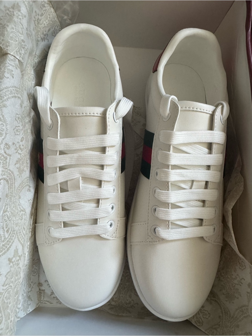 White Leather Low-Top Sneakers with Green and Red Stripe size 7.5💕💕